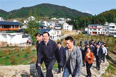 3月25日，張德江在福建省上杭縣古田鎮(zhèn)吳地村看望群眾。