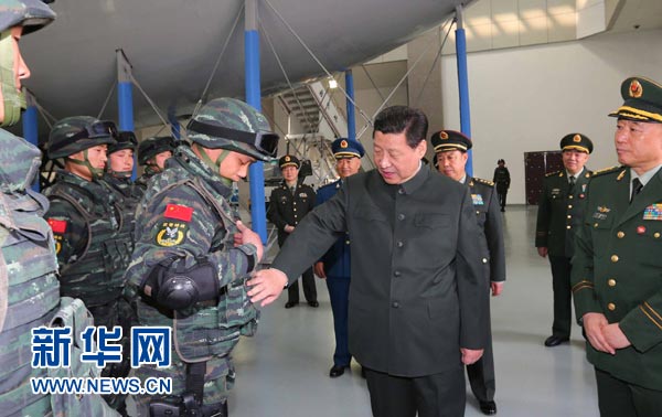 這是習(xí)近平同特戰(zhàn)隊(duì)員親切交談，詳細(xì)詢問他們的教學(xué)訓(xùn)練和生活情況。