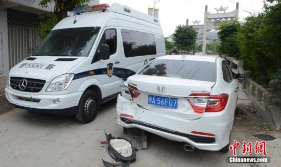  4月28日，福建省福州市閩侯縣發(fā)生一起惡性駕車撞人事件，圖為被撞車輛損毀嚴(yán)重。經(jīng)初查，該肇事男子叫林某新（漢族，37歲，福州長樂人），因婚姻問題，情緒失控，駕車從閩侯縣青口鎮(zhèn)往尚干鎮(zhèn)方向，沿奔馳大道行駛，連續(xù)撞人。中新社發(fā) 劉可耕 攝
