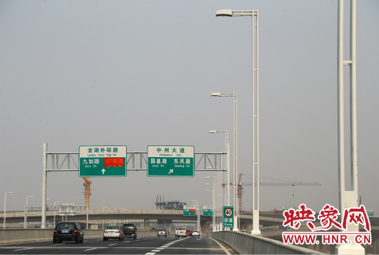 市民可通過北三環(huán)快速路高架橋直達東區(qū)。