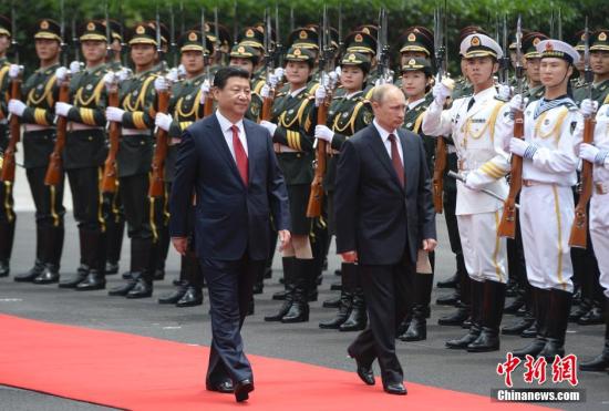 5月20日，中國國家主席習(xí)近平在上海舉行儀式歡迎俄羅斯總統(tǒng)普京訪華。中新社發(fā) 廖攀 攝
