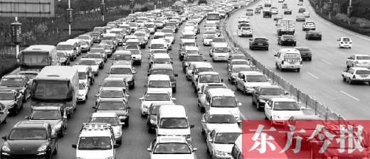 21日，鄭州市中州大道，大量擁堵的汽車將寬寬的道路變成“停車場(chǎng)”