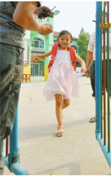 　　昨日，潛江市浩口鎮(zhèn)第三小學(xué)已被戒嚴(yán)，下午幼兒園學(xué)生放學(xué)時(shí)，一些家長前來接孩子