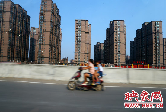 三環(huán)快速路開通后，仍有一些電動(dòng)車違規(guī)上橋。