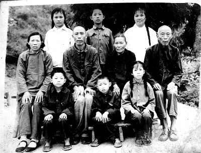1970年，何兆勝一家人在荊門合影，中排左二為何兆勝。
