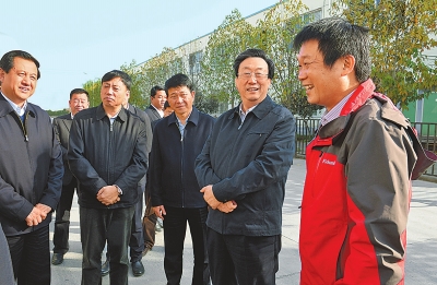 　11月4日下午,省委書記、省人大常委會主任郭庚茂在襄城縣精美鞋業(yè)有限公司調(diào)研。記者 杜小偉/攝
