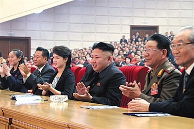 　5月19日，金正恩和夫人李雪主觀看演出，金與正（左一）坐在金正恩右邊第三個位置。