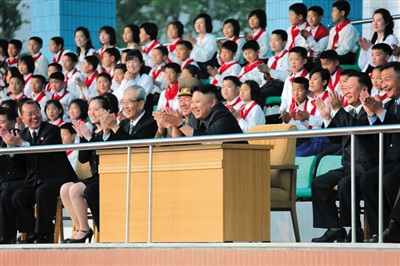 5月2日，金正恩與金與正（前排左二）一起觀看比賽。