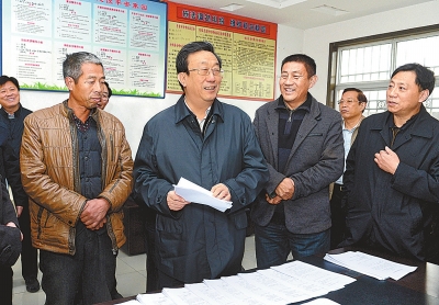 11月25日下午，省委書記、省人大常委會(huì)主任郭庚茂在延津縣石婆固鎮(zhèn)集北村與村民親切交談。