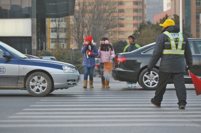 過斑馬線，行人左顧右盼，汽車寸土必爭。