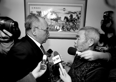 15日，內(nèi)蒙古高院副院長趙建平（左）帶隊向呼格吉勒圖父母送達(dá)再審法律文書。