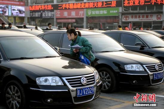 1月23日，北京亞運(yùn)村汽車(chē)交易市場(chǎng)中拓拍賣(mài)停車(chē)場(chǎng)上人頭攢動(dòng)。
