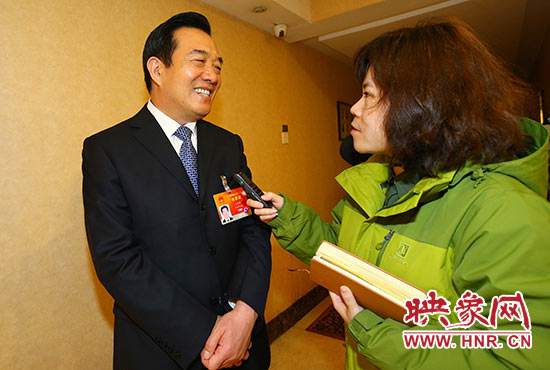 全國人大代表、省人大常委會委員、鄭州市人大常委會主任、黨組書記白紅戰(zhàn)接受采訪。