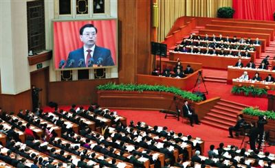 十二屆全國(guó)人大三次會(huì)議舉行第二次全體會(huì)議，全國(guó)人大常委會(huì)委員長(zhǎng)張德江作全國(guó)人大常委會(huì)工作報(bào)告。
