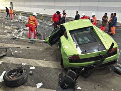 大屯路隧道內(nèi)，事故現(xiàn)場百余米長的隔離欄被撞倒，事故一側(cè)全是隔離欄以及車身的碎片。新京報(bào)記者 浦峰 攝