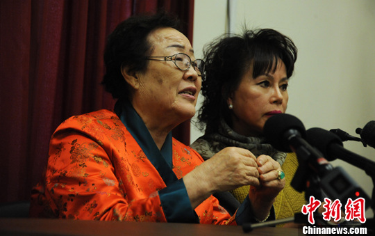 圖為慰安婦受害者李容洙（Lee Yong Soo。圖左）發(fā)表講話，要求安倍正式道歉。