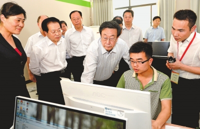 　　5月22日，省委書記、省人大常委會主任郭庚茂在河南網(wǎng)商園調(diào)研。記者杜小偉攝