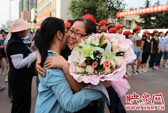 考試結(jié)束，考生與家長(zhǎng)深情的擁抱