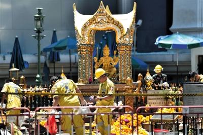18日，泰國曼谷四面佛前，救援人員在爆炸現(xiàn)場進(jìn)行清理。四面佛附近17日晚發(fā)生爆炸，造成6名中國公民死亡，20余人受傷。