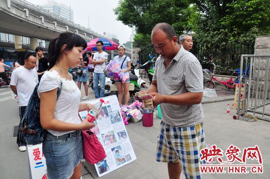 一名市民在買水。