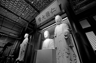      北齊石佛像和菩薩像。京華時(shí)報(bào)記者 王海欣 攝