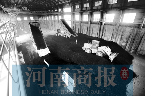 大量煤炭運(yùn)往南區(qū)供熱站，為今冬供暖做準(zhǔn)備 河南商報(bào)記者 鄧萬里/攝