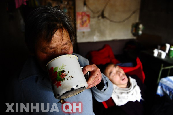 3月29日，楊林睡著了，母親邵秀景喝上一口水。