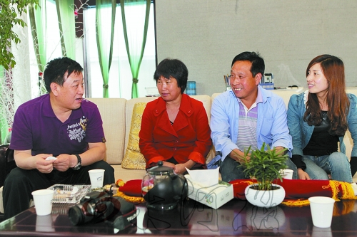 網(wǎng)友“奇石頑童”與牛松玲、郭新成夫婦