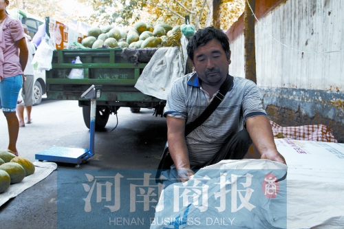 錢包就裝在這個(gè)編織袋里，枕在老陳頭下，沒(méi)想到還是被偷走了 實(shí)習(xí)生 唐韜/攝