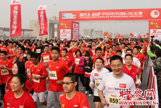 參加今年鄭開馬拉松賽的共有來自29個(gè)國家和地區(qū)的39000人