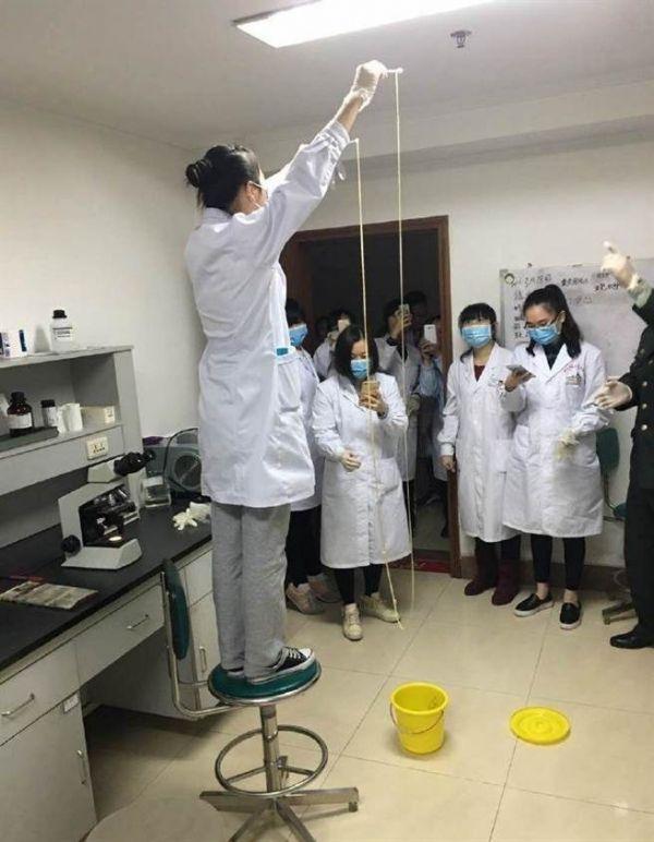 愛吃生肉惹的禍！男子體內(nèi)取出5米長寄生蟲(圖)