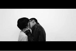 南京大學(xué)生發(fā)起親吻陌生人活動(dòng) 引各方爭議