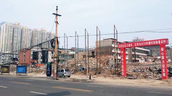 015年5月31日，在社區(qū)干部的帶頭拆遷下，親賢社區(qū)的“城中村改造”拉開帷幕。由于前期“清產(chǎn)核資”及補償標(biāo)準(zhǔn)等因素，拆遷改造工作推進(jìn)并不順利。圖為位于體育西路東側(cè)集體所有的商鋪率先被拆遷完畢，用于遮擋的圍擋正在施工中。（拍攝：2015年9月16日）