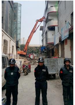 根據(jù)《太原市和小 店區(qū)平陽路街道親賢城中村改造拆遷安置補償方案》，結(jié)合親賢實際，親賢社區(qū)補償安置采取“商業(yè)用房安置+小戶型公寓住宅安置+貨幣補償”的方式，其中每分 （0.1 畝）置換商業(yè)用房50平方米+小戶型公寓住宅80平方米+貨幣補償20萬元人民幣。（拍攝：2015年9月17日）