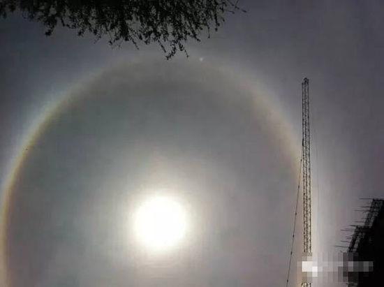 上?，F(xiàn)UFO 專家稱光圈是日暈亮點(diǎn)或是飛行器(圖)