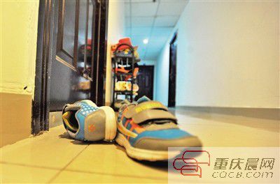 出事小孩的鞋子凌亂地擺放在自家門前。