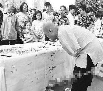 黃國富在作畫。資料照片