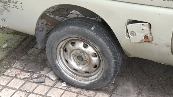 小面包車的輪胎已經(jīng)基本脫離了輪轂。
