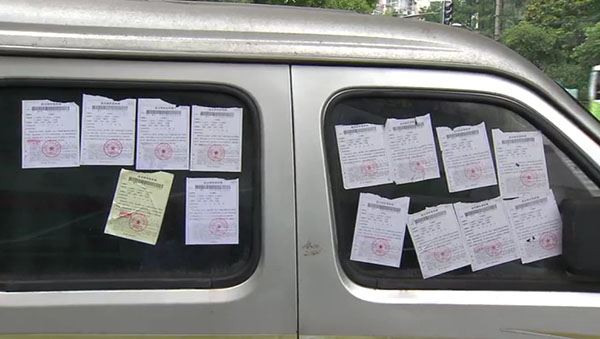 面包車上滿滿貼了14張罰單。