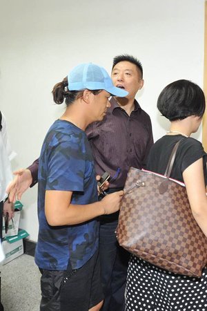 新京報快訊(記者劉洋)今天上午9時許，王寶強在律師張起淮的陪同下到北京朝陽法院，起訴離婚并交納訴訟費。王寶強方預(yù)估財產(chǎn)總額至少在1個億，法院遂按照1億元暫計財產(chǎn)價值，依據(jù)《訴訟費交納辦法》收取了訴訟費24.9575萬元。