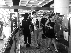 南京地鐵新街口站，大多數(shù)市民自覺(jué)配合安檢