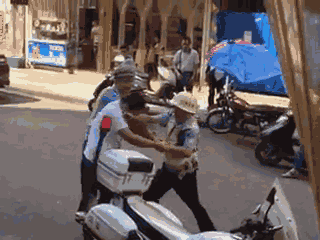 嫌疑男子涉嫌無證駕駛摩托車，且車輛違規(guī)加裝遮陽傘并在行駛時不戴安全頭盔，辱罵毆打執(zhí)法交警。 本文圖片均來自 廣西梧州在線警務(wù)