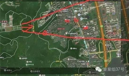 射擊場(chǎng)子彈射出方向（紅箭頭）有多個(gè)居民小區(qū) 。 圖片來源：交匯點(diǎn)新聞