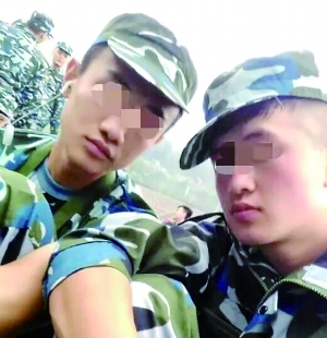 入學(xué)軍訓(xùn)時，滕某（左）和蘆海清的合影