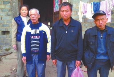 已被判死緩、在獄中服刑的4個村民的家人一直在為兒子喊冤。圖片來自網(wǎng)絡(luò)