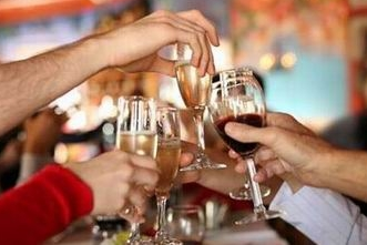 男子拼酒憋爆食管 你還敢這樣喝酒嗎？(組圖)
