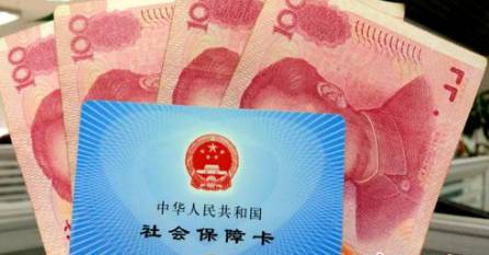 從今年1月1日開始，原有的失業(yè)保險費率是1.5%的有22個省份，包括新疆生產(chǎn)建設兵團，可以在確保失業(yè)保險金按時足額發(fā)放、穩(wěn)崗補貼順利實施的基礎上，可以降低0.5個百分點。個人的費率不超過單位的費率。