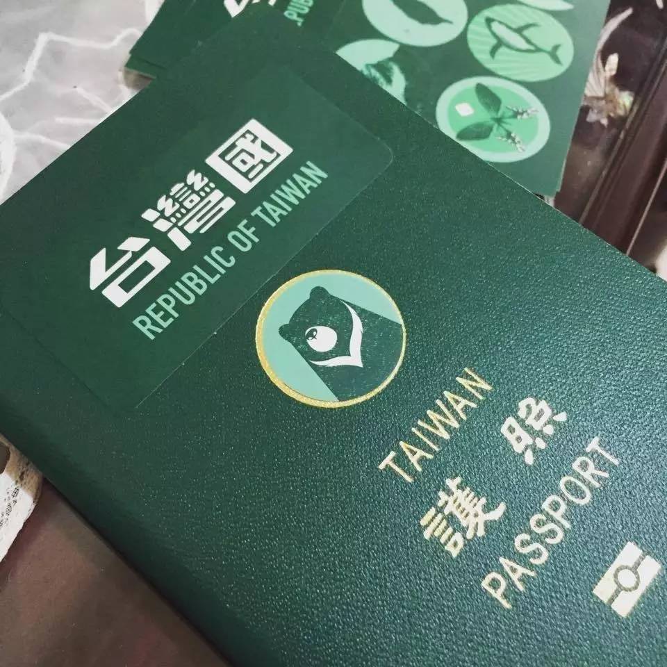 環(huán)環(huán)一直排在這個女孩后面，想看看日本入境官員如何處理這個令人啼笑皆非的所謂“臺灣國”。