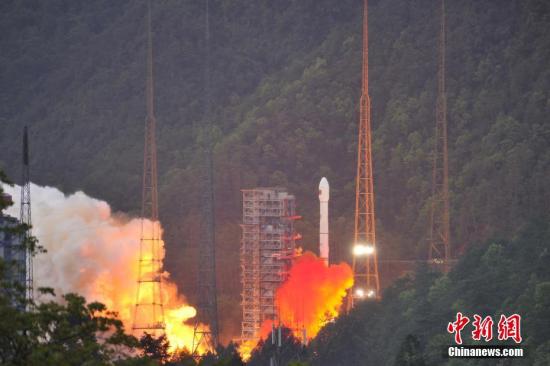 4月12日19時(shí)04分，中國西昌衛(wèi)星發(fā)射中心成功發(fā)射實(shí)踐十三號(hào)衛(wèi)星。 葉樂峰 攝