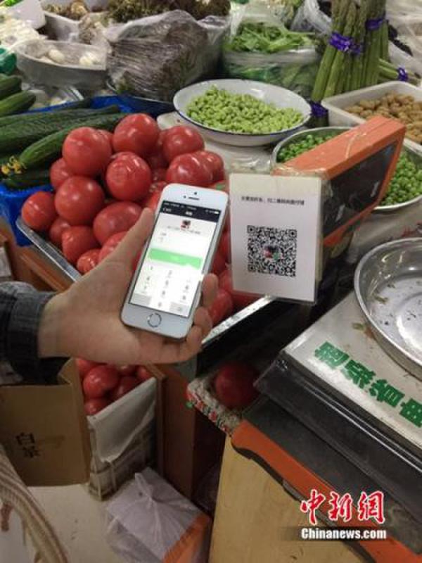 有顧客正在用微信支付結(jié)賬。中新網(wǎng) 吳濤 攝